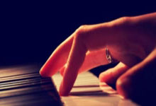 都灵客场逼平对手，后卫作风严谨切断对手传球